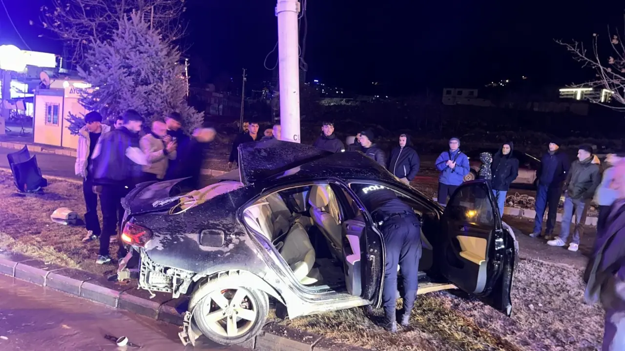 Malatya’da korkunç kaza! Otomobil trambüs direğine çarptı, sürücü ağır yaralı 1