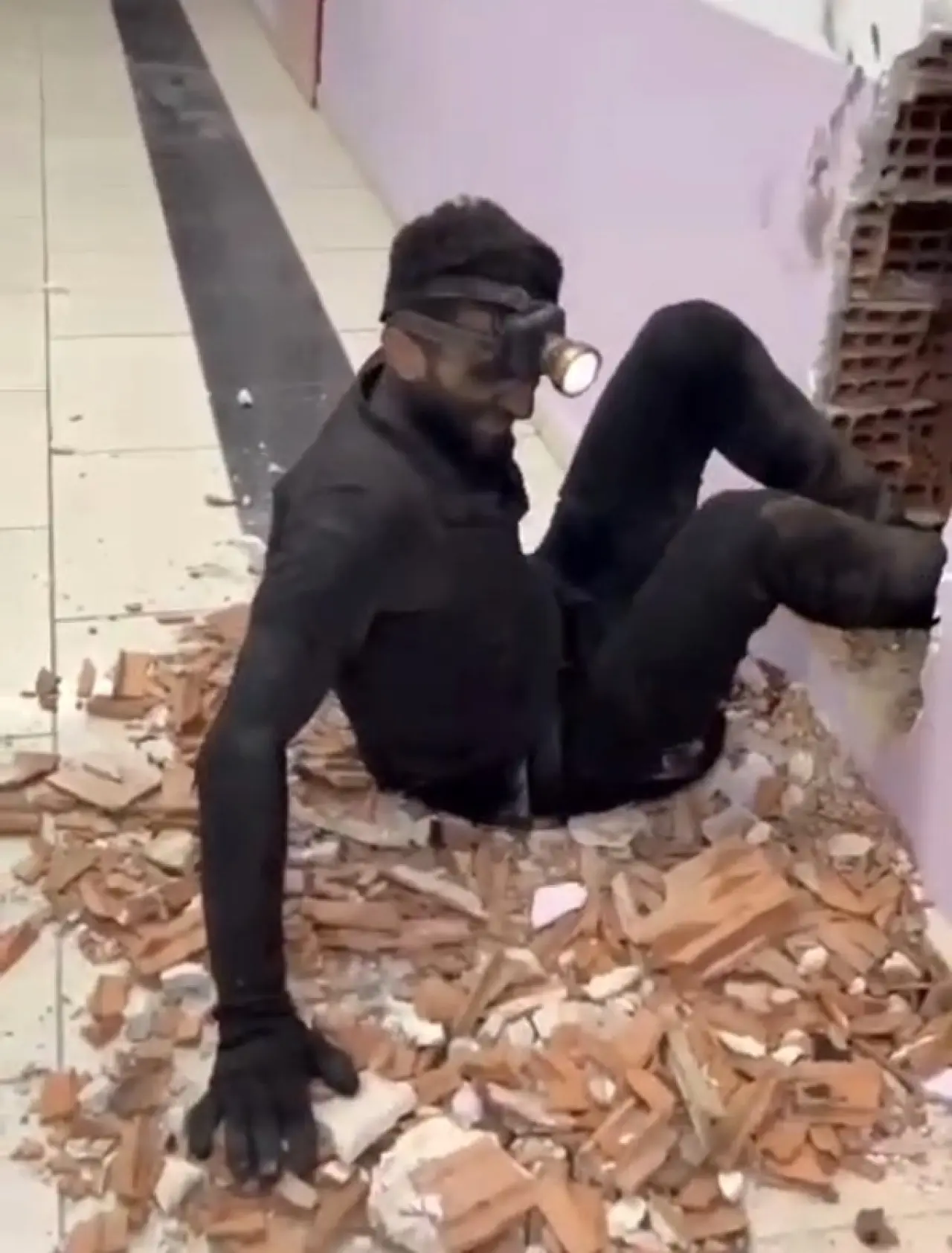 Saniyelerle ölüm arasında kaldı! Rize’de tesisat ustası baca boşluğunda kaydı, duvarları tutarak durabildi 2