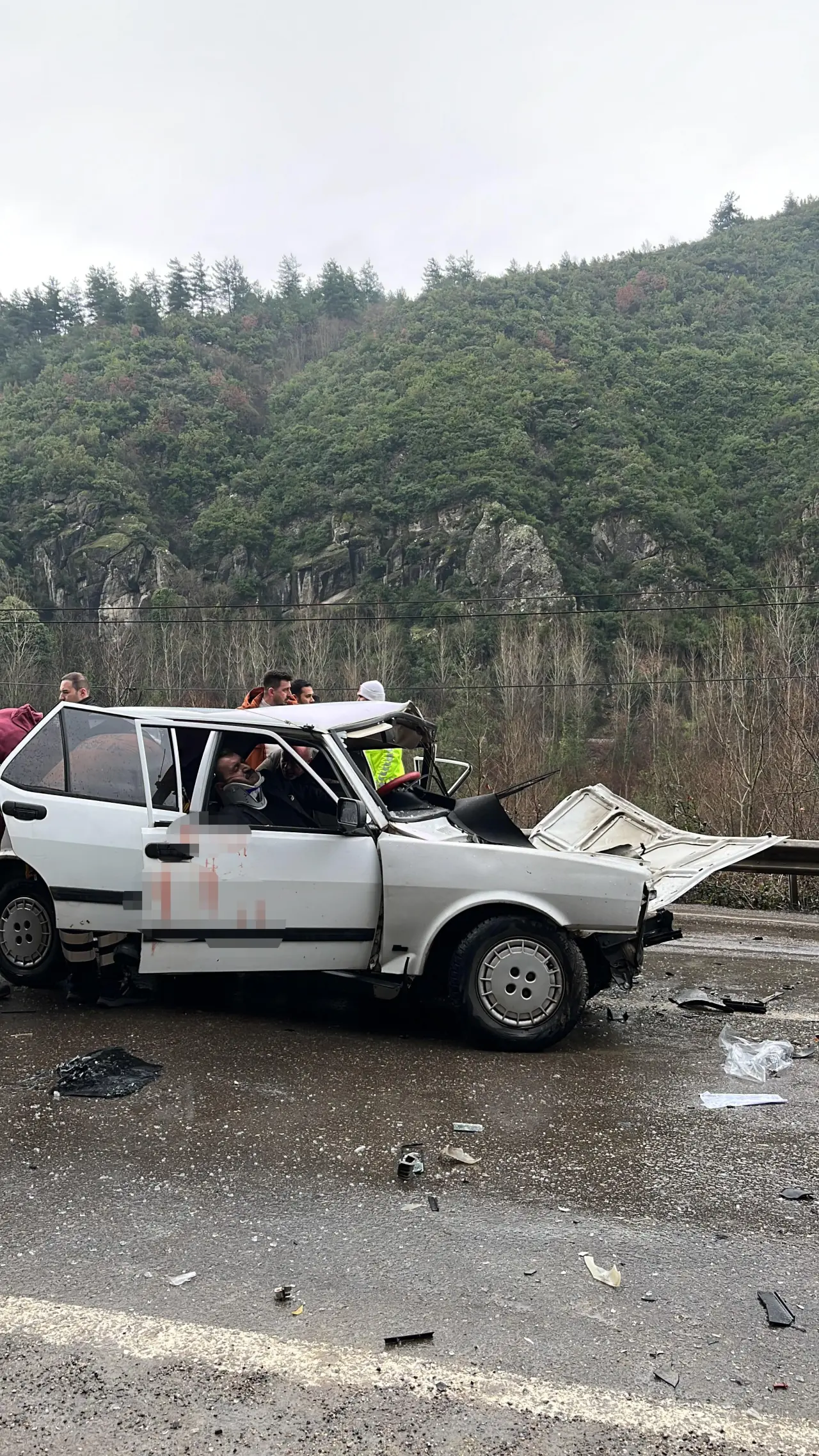 İki otomobil hurdaya döndü: Karabük’te 5 kişi hastanelik oldu! 2