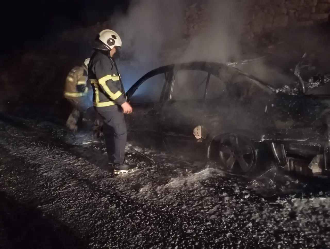 Mardin’de park halindeki araç alev topuna döndü! 2
