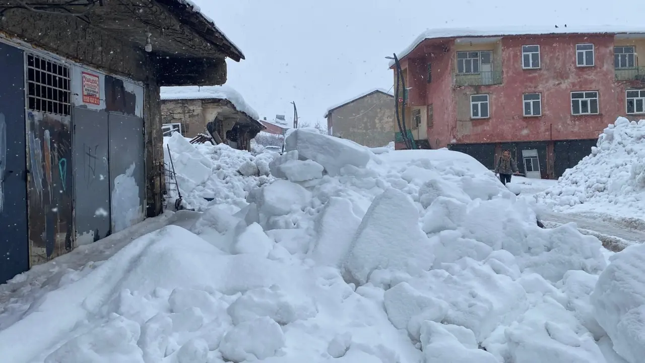 Bingöl’de kar alarmı! Çatıdan düşen kar park halindeki aracı vurdu 2