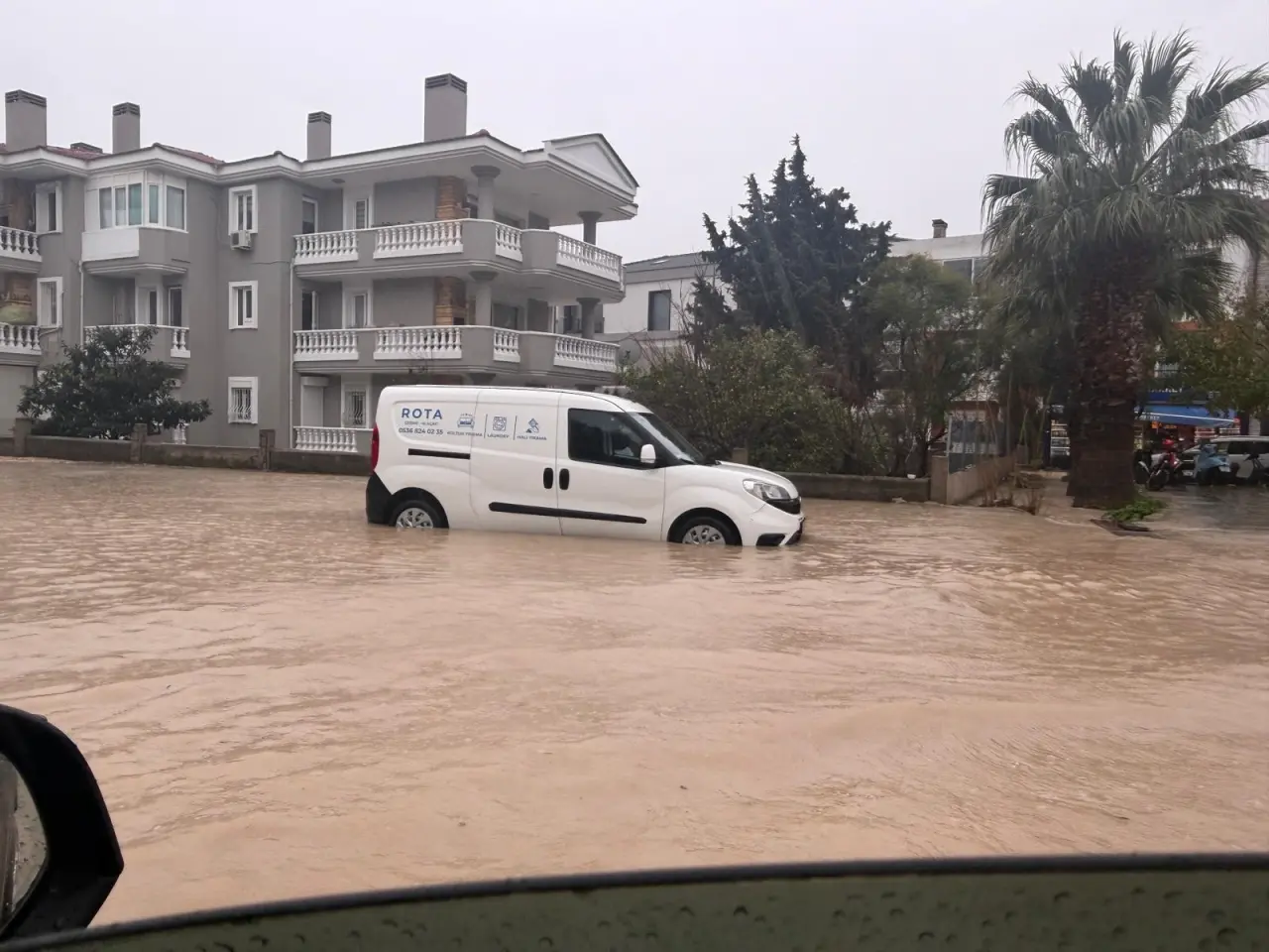 Çeşme’yi sağanak vurdu! Cadde ve sokaklar dereye döndü 2