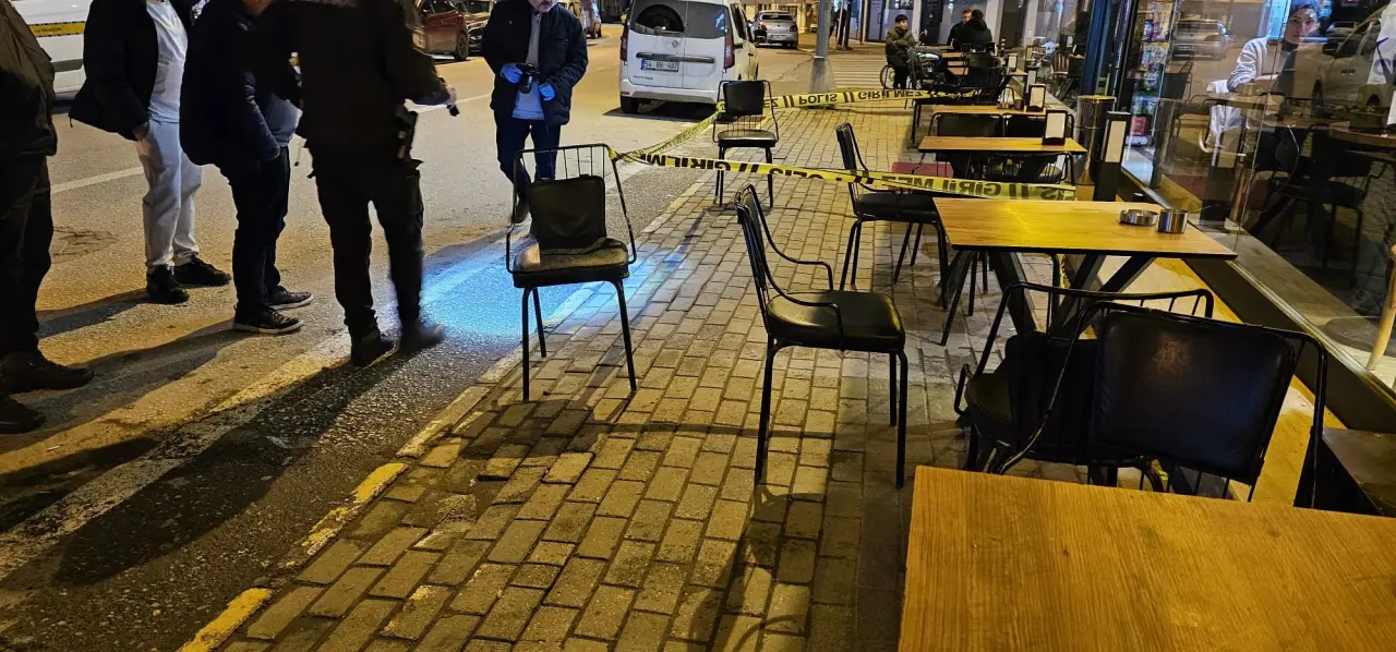 Kafede dehşet anları! Birlikte oturduğu genci silahla vurup kaçtı 2