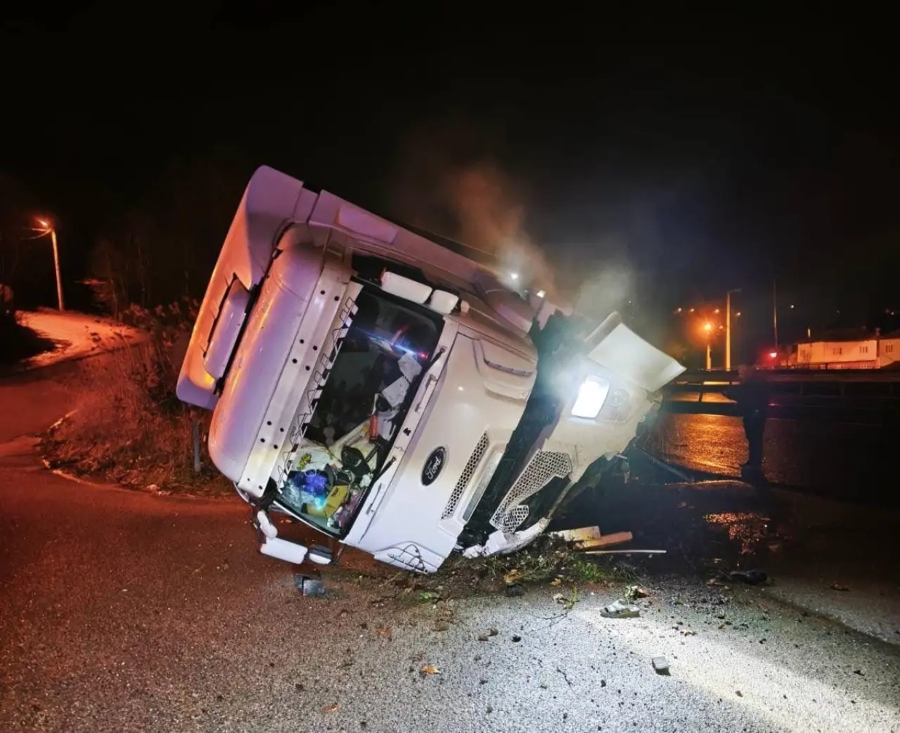İnegöl’de trafik kabusu! Tır devrilip kanalda sıkıştı 2