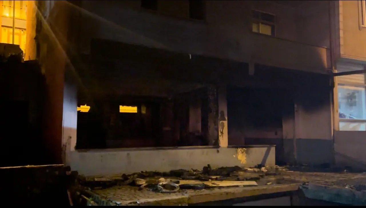 Kağıthane’de gece yarısı panik! Metruk bina alevlere teslim oldu 2