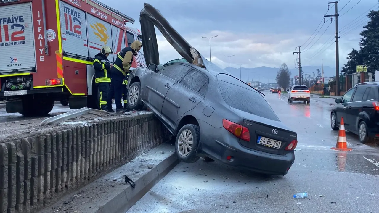 Kocaeli’de yağış kabusu! Otomobil bariyerlere saplandı 2