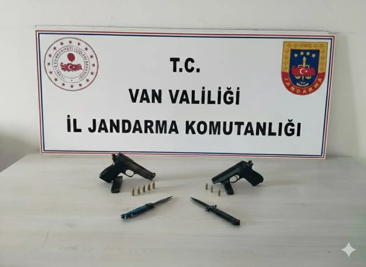 Van’da jandarmadan kaçakçılara büyük darbe! Binlerce paket sigara, ruhsatsız silahlar ele geçirildi 3