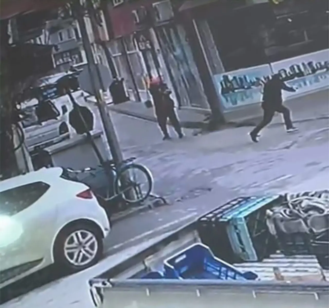 Bursa’da sokak ortasında kan: Cinayet kamerada saniye saniye görüntülendi 4