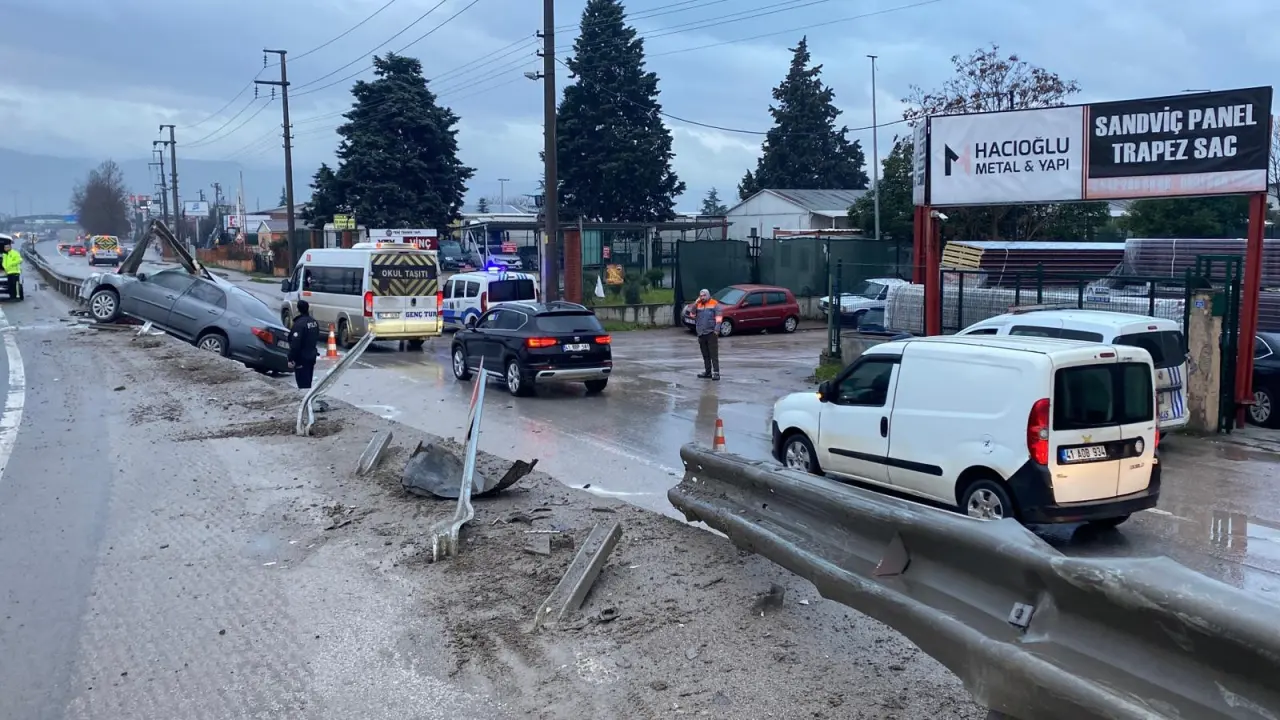 Kocaeli’de yağış kabusu! Otomobil bariyerlere saplandı 4