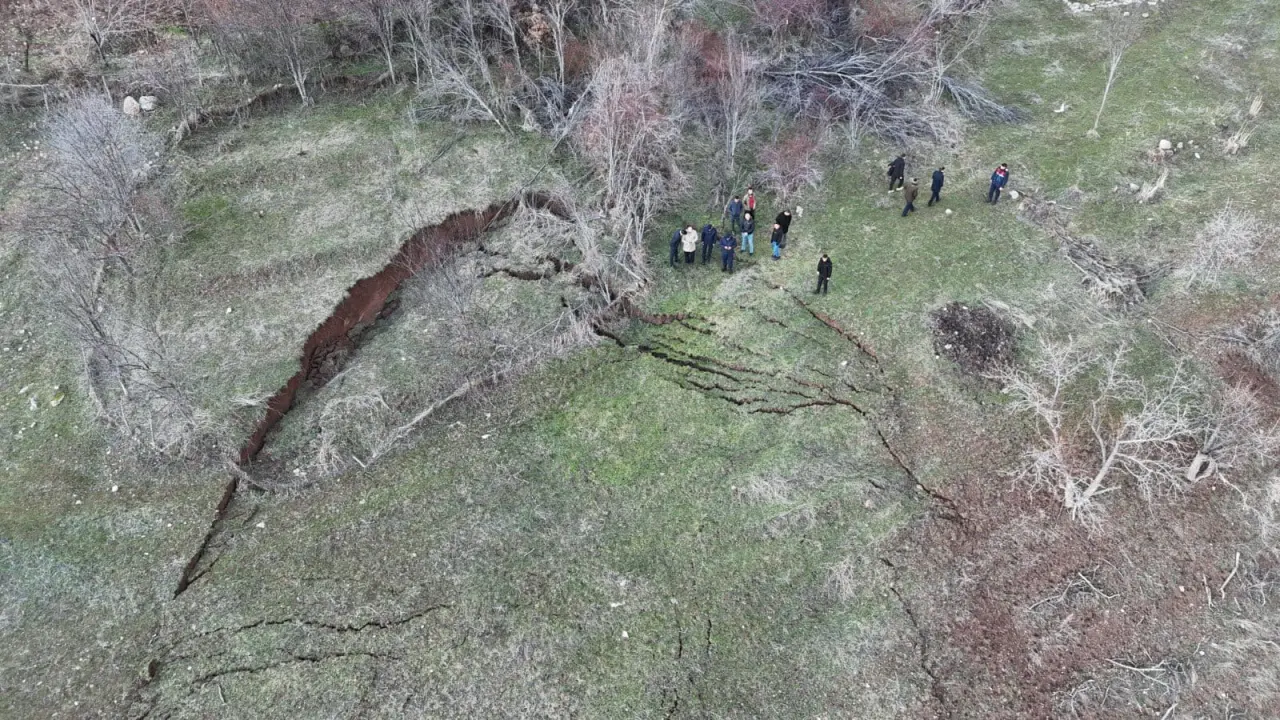 Koyulhisar İlçesi Kayaören Köyü Cevizli Mahallesi’nde Heyelan 4