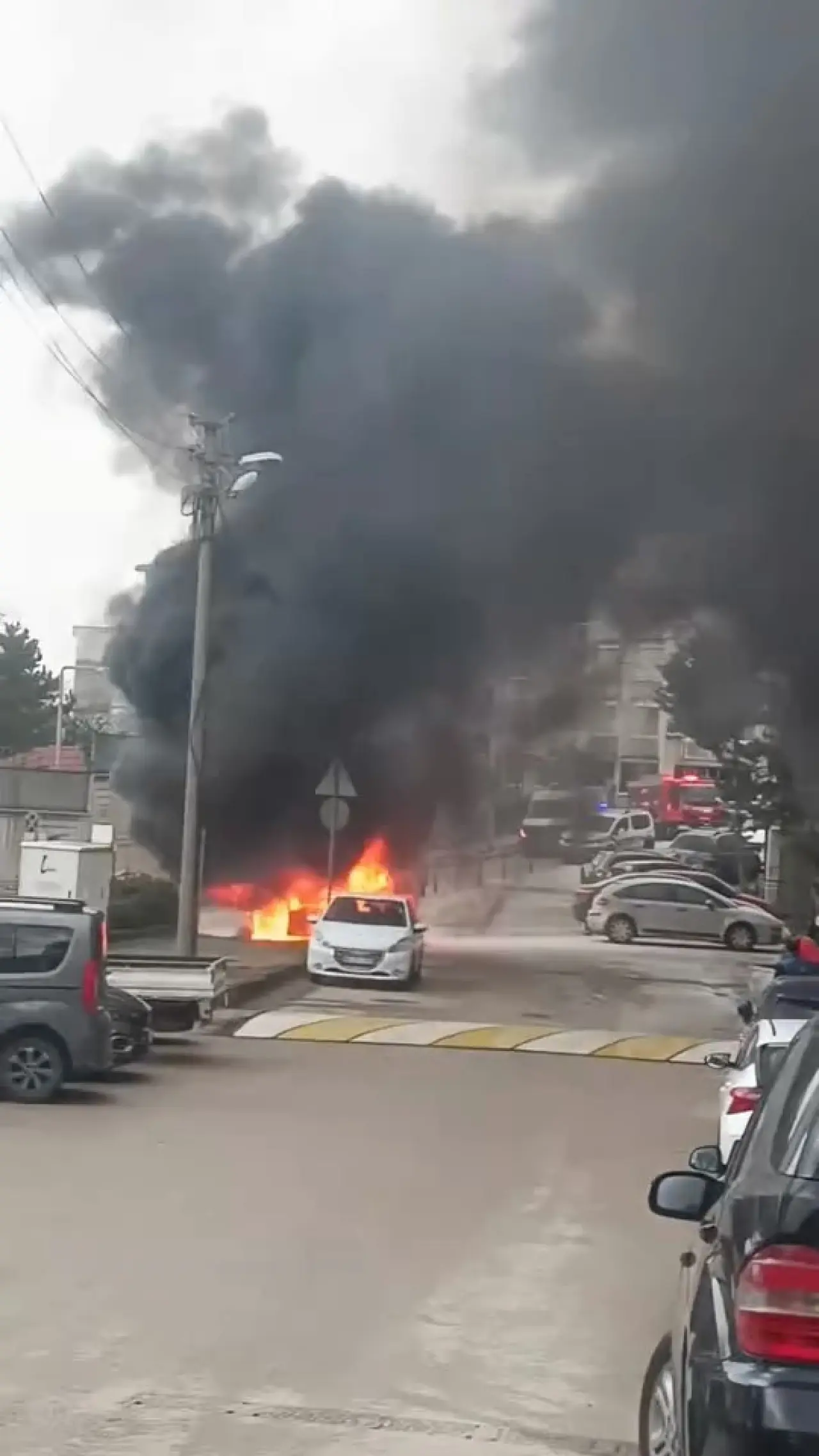 Bursa'da yanan araç art arda patladı, mahalleli panik yaşadı 2