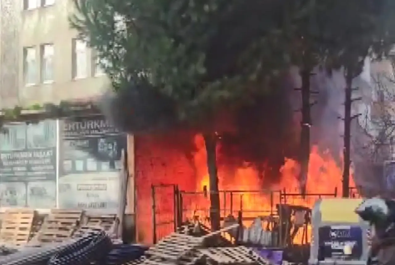 5 katlı binada korkutan yangın! Depo küle döndü 1