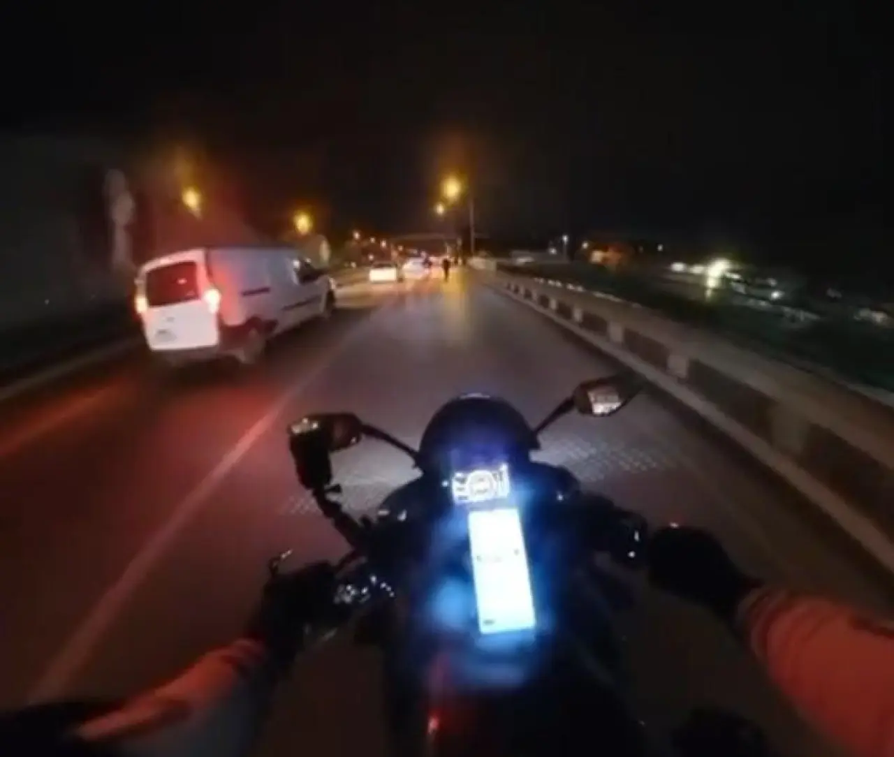 Bursa'da tehlikeli anlar! Motosiklet sürücüsü panik yaşadı 3