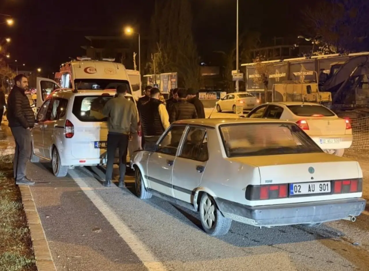 Adıyaman trafiğinde kaza alarmı! Üç araç birbirine girdi: 2 yaralı 3