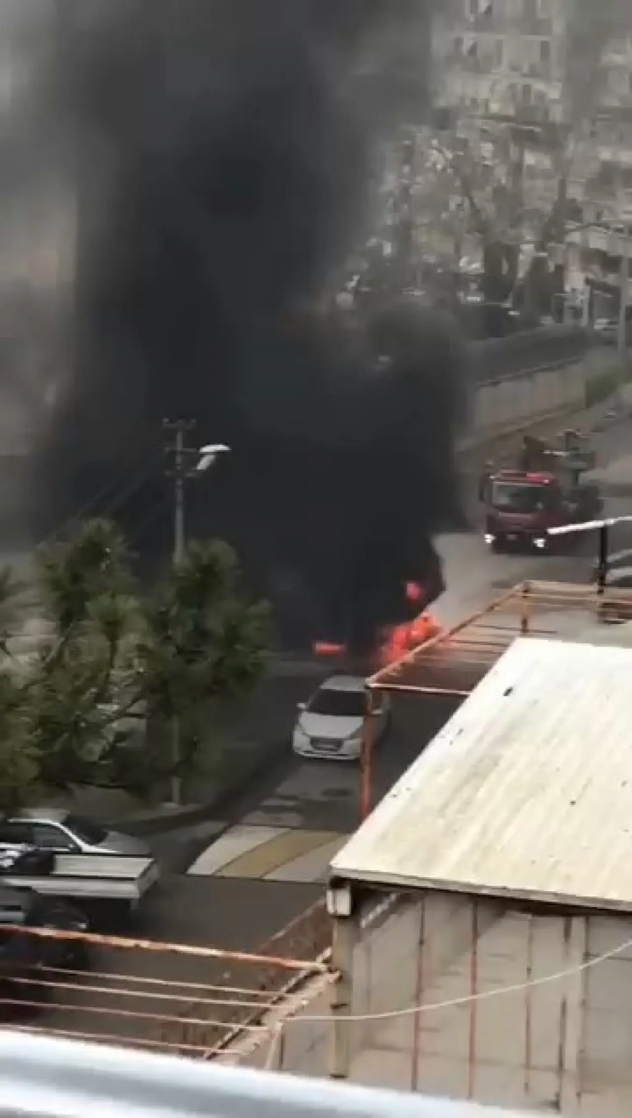 Bursa'da yanan araç art arda patladı, mahalleli panik yaşadı 3