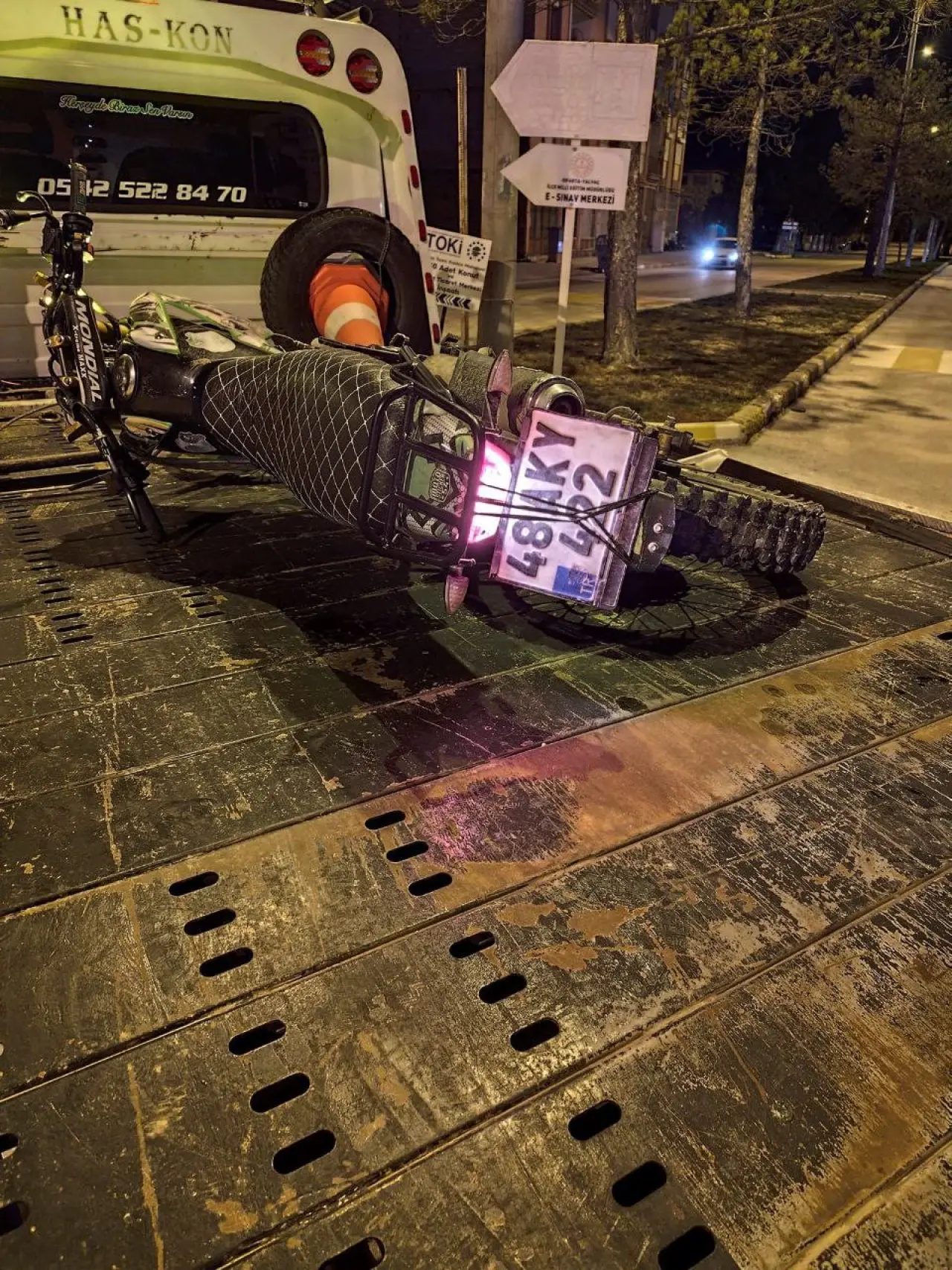 Gece yarısı feci çarpışma! Alkollü motosiklet sürücüsü ağır yaralı 1