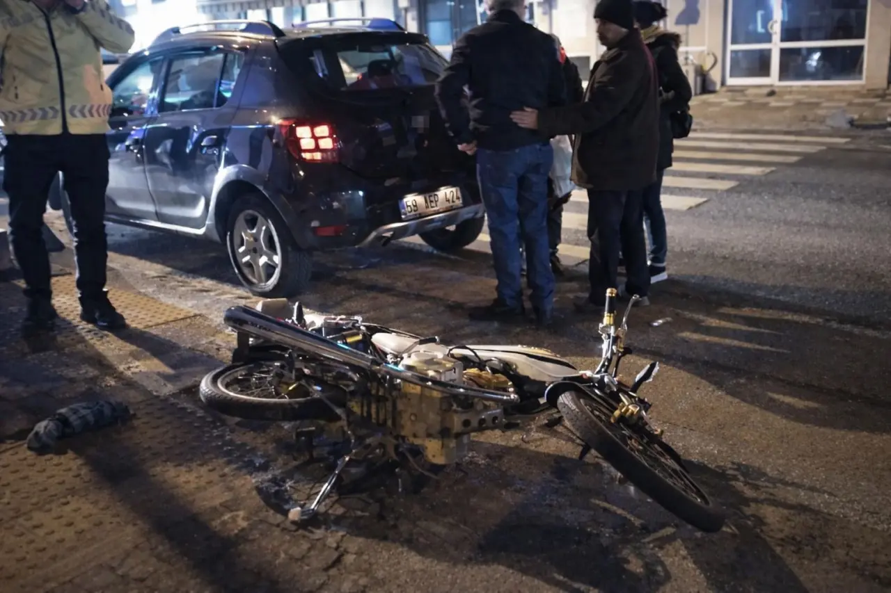 Bir anlık dikkatsizlik kazayla bitti! Motosiklet sürücüsü yaralandı 1