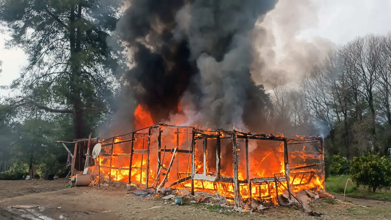 Muğla’da alev alev yanan hasır ev tamamen kül oldu! 1