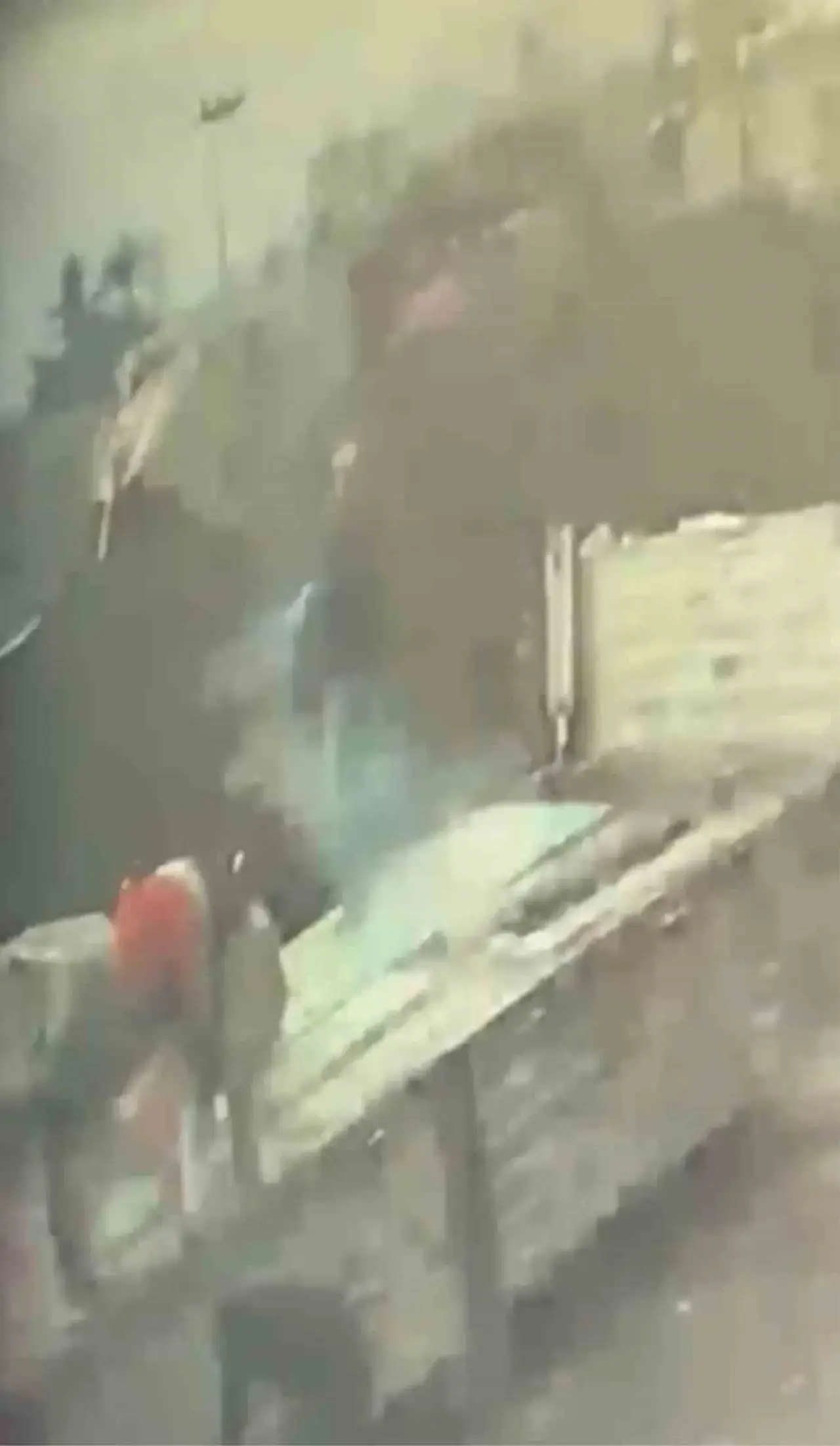 tirdan-yuk-indiren-sahsa-yildirim-isabet-ettigi-anlar-kamerada