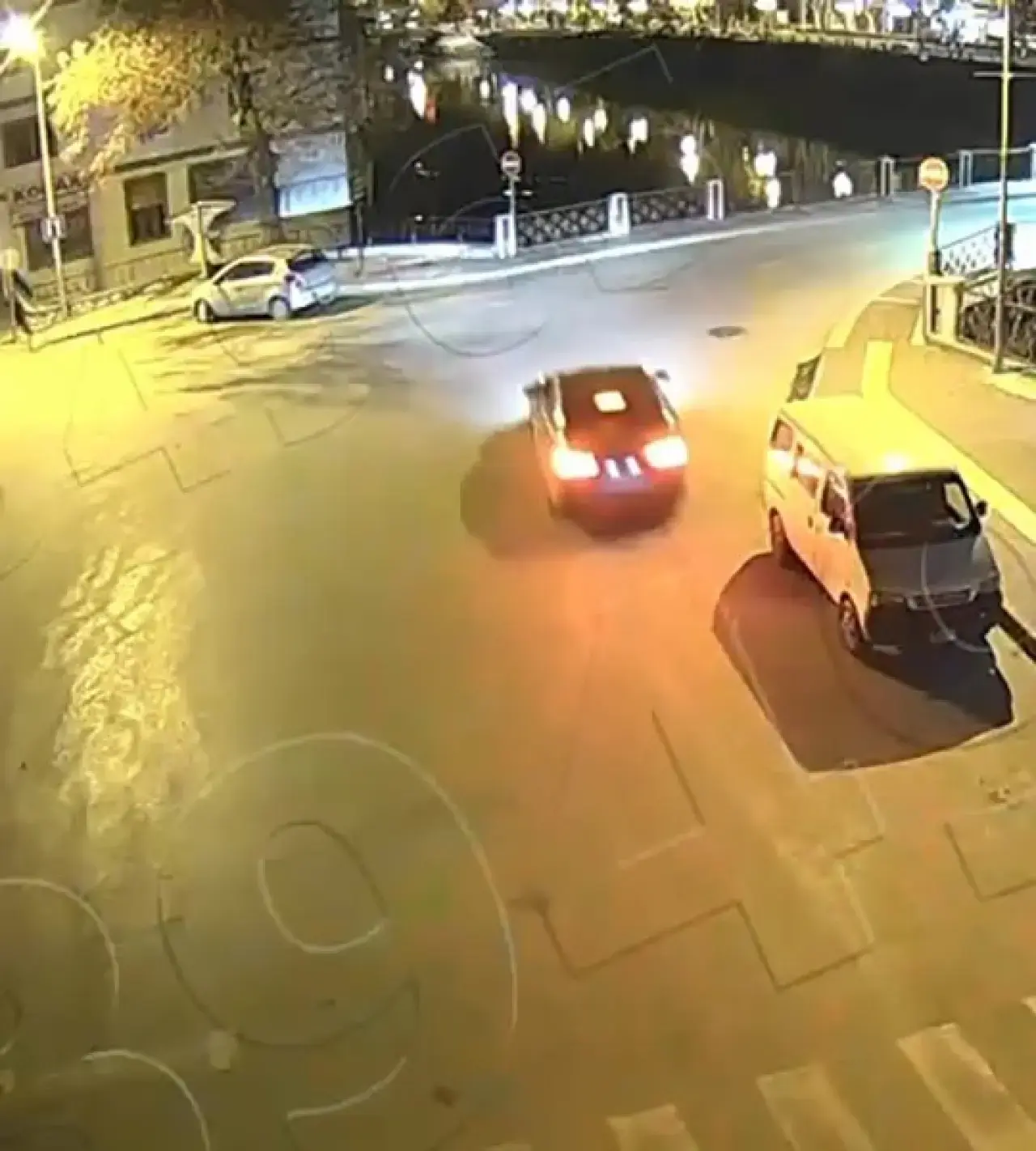 otomobilin-kopruden-yesilirmak-nehrine-uctugu-kaza-kamerada