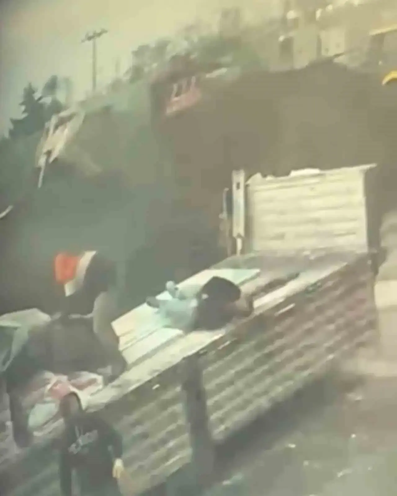 tirdan-yuk-indiren-sahsa-yildirim-isabet-ettigi-anlar-kamerada