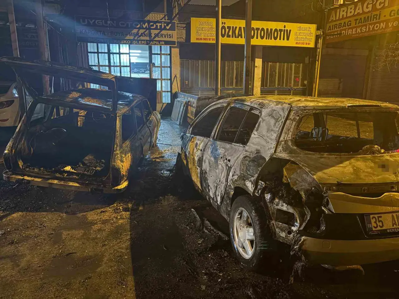 bir-gun-once-oto-sanayiye-birakilan-kazali-otomobil-alev-aldi