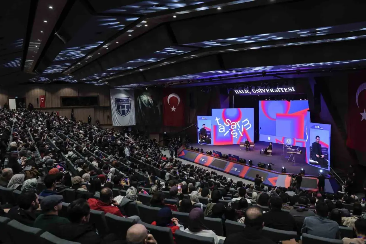 selcuk-bayraktar-gelecege-yuruyebilmek-icin-farkli-olmaniz-gerekiyor