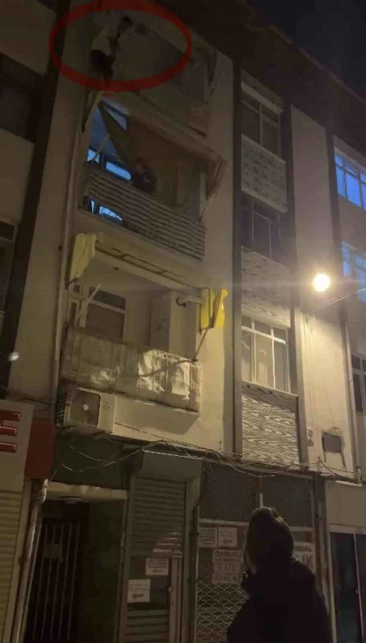 kapisina-gelen-sivil-polislerden-korkup-balkona-cikarak-yurekleri-agza-getirdi