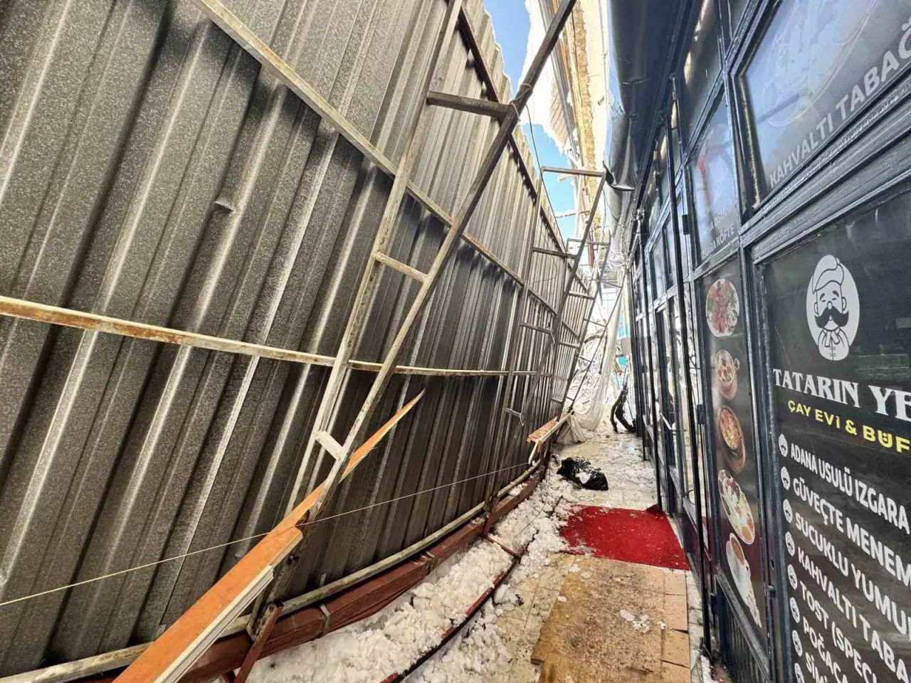 kar-birikintileri-is-yerlerinin-sundurmalarini-cokertti