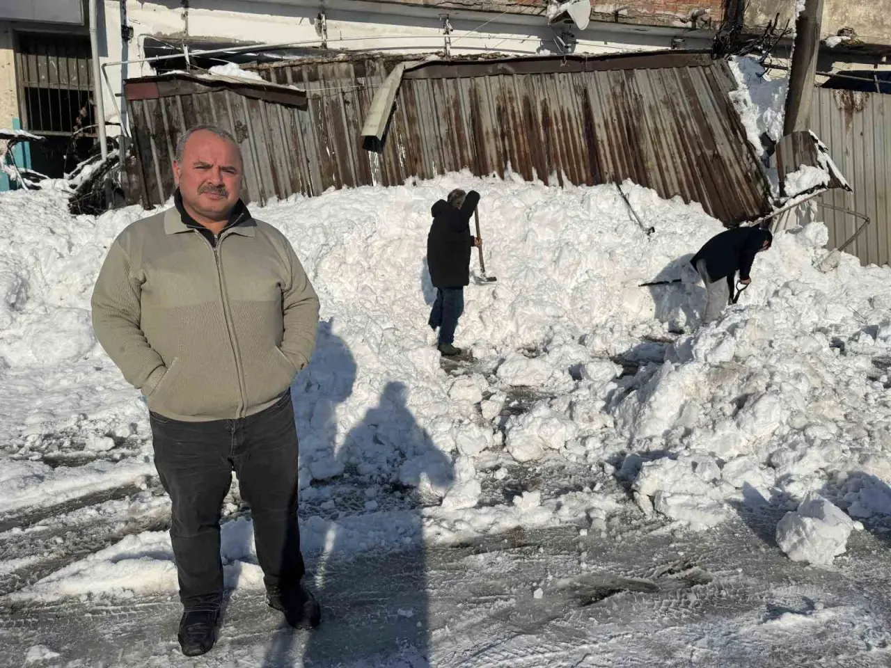 kar-birikintileri-is-yerlerinin-sundurmalarini-cokertti