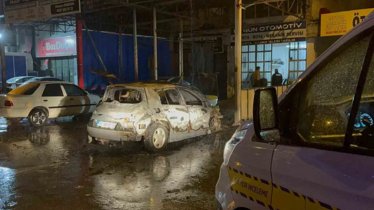 bir-gun-once-oto-sanayiye-birakilan-kazali-otomobil-alev-aldi