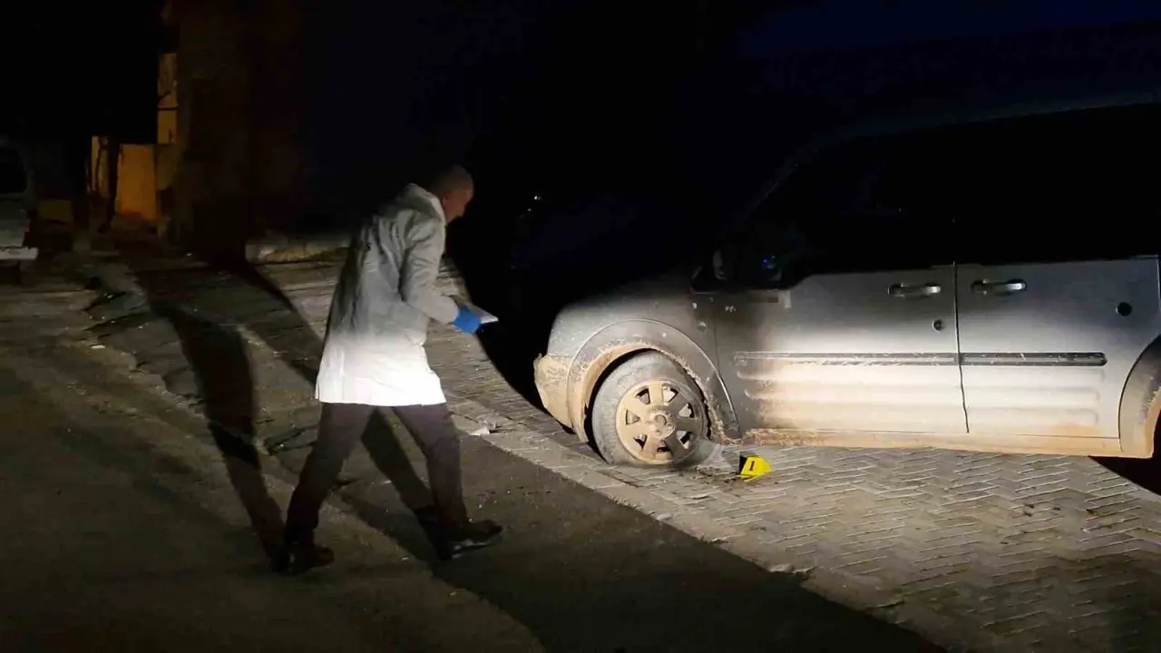 park-halindeki-araci-benzin-dokup-atese-verdi-alevler-araci-sarmadan-sonduruldu