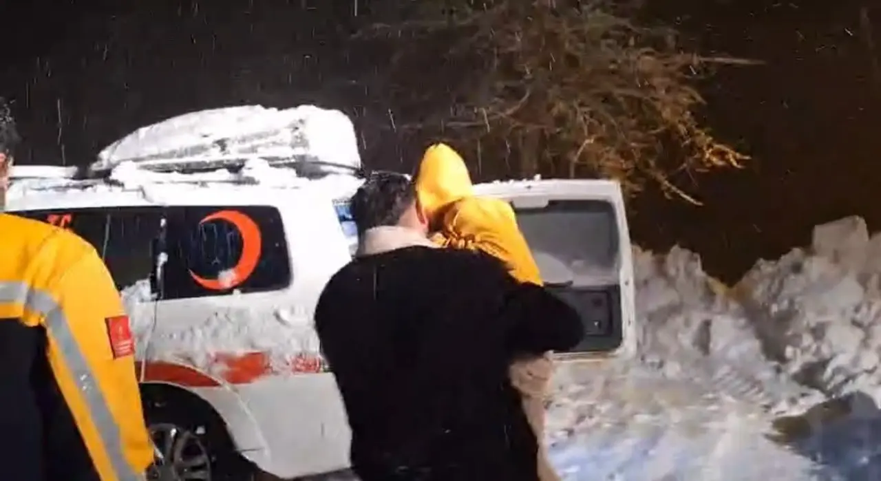 kardan-yolu-kapanan-koyde-rahatsizlanan-cocugun-imdadina-ekipler-yetisti