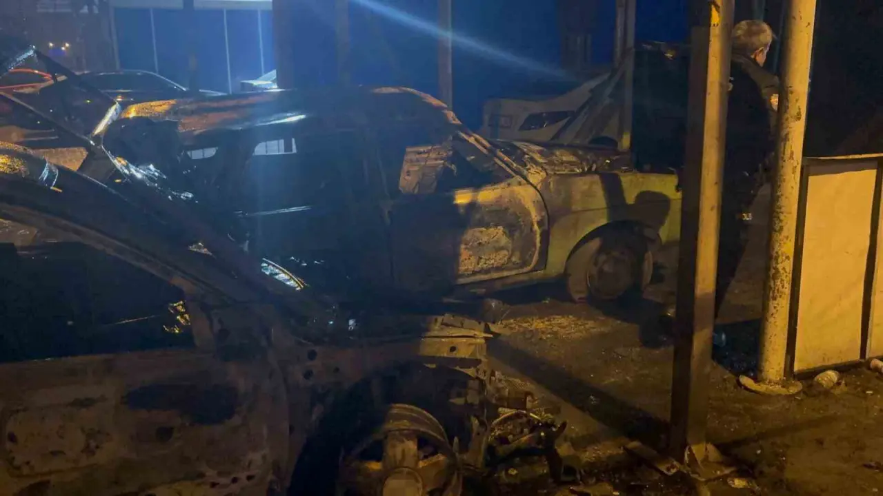 bir-gun-once-oto-sanayiye-birakilan-kazali-otomobil-alev-aldi