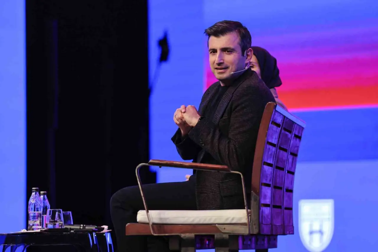 selcuk-bayraktar-gelecege-yuruyebilmek-icin-farkli-olmaniz-gerekiyor