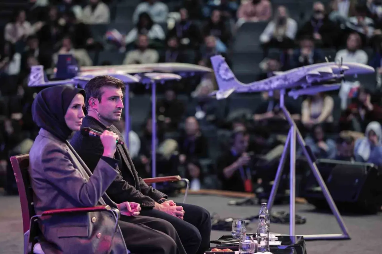 selcuk-bayraktar-gelecege-yuruyebilmek-icin-farkli-olmaniz-gerekiyor