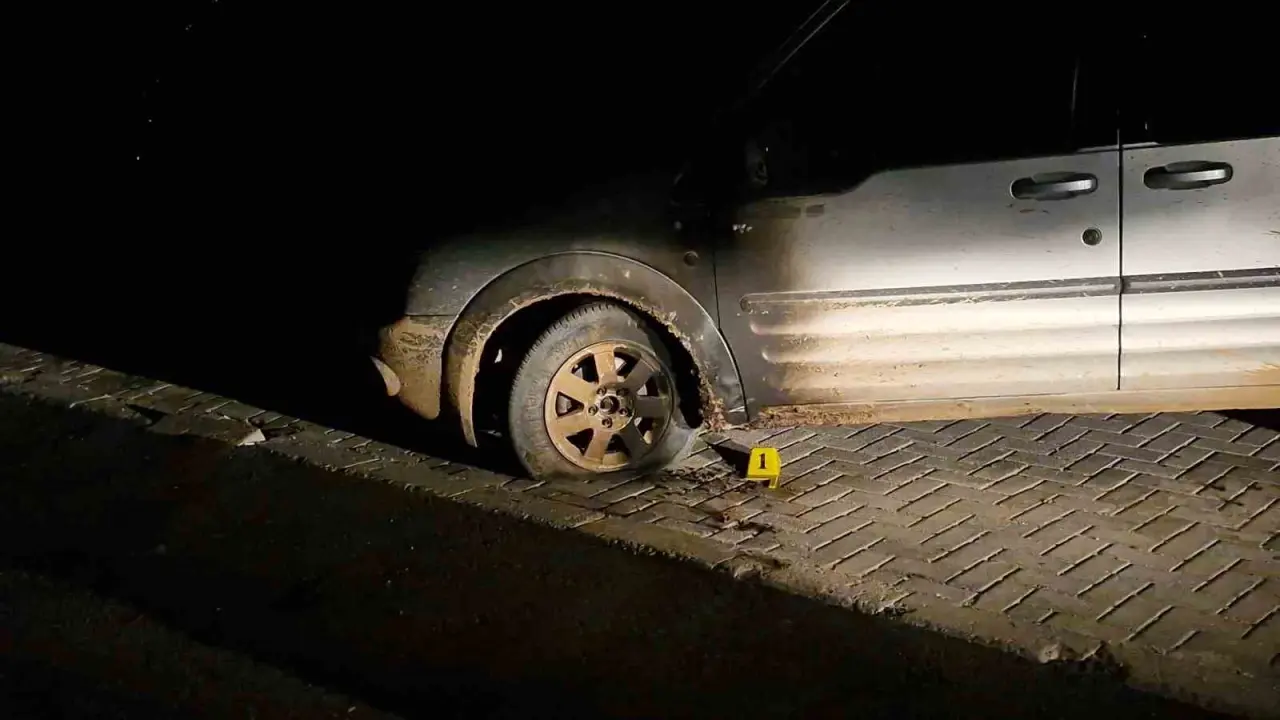 park-halindeki-araci-benzin-dokup-atese-verdi-alevler-araci-sarmadan-sonduruldu