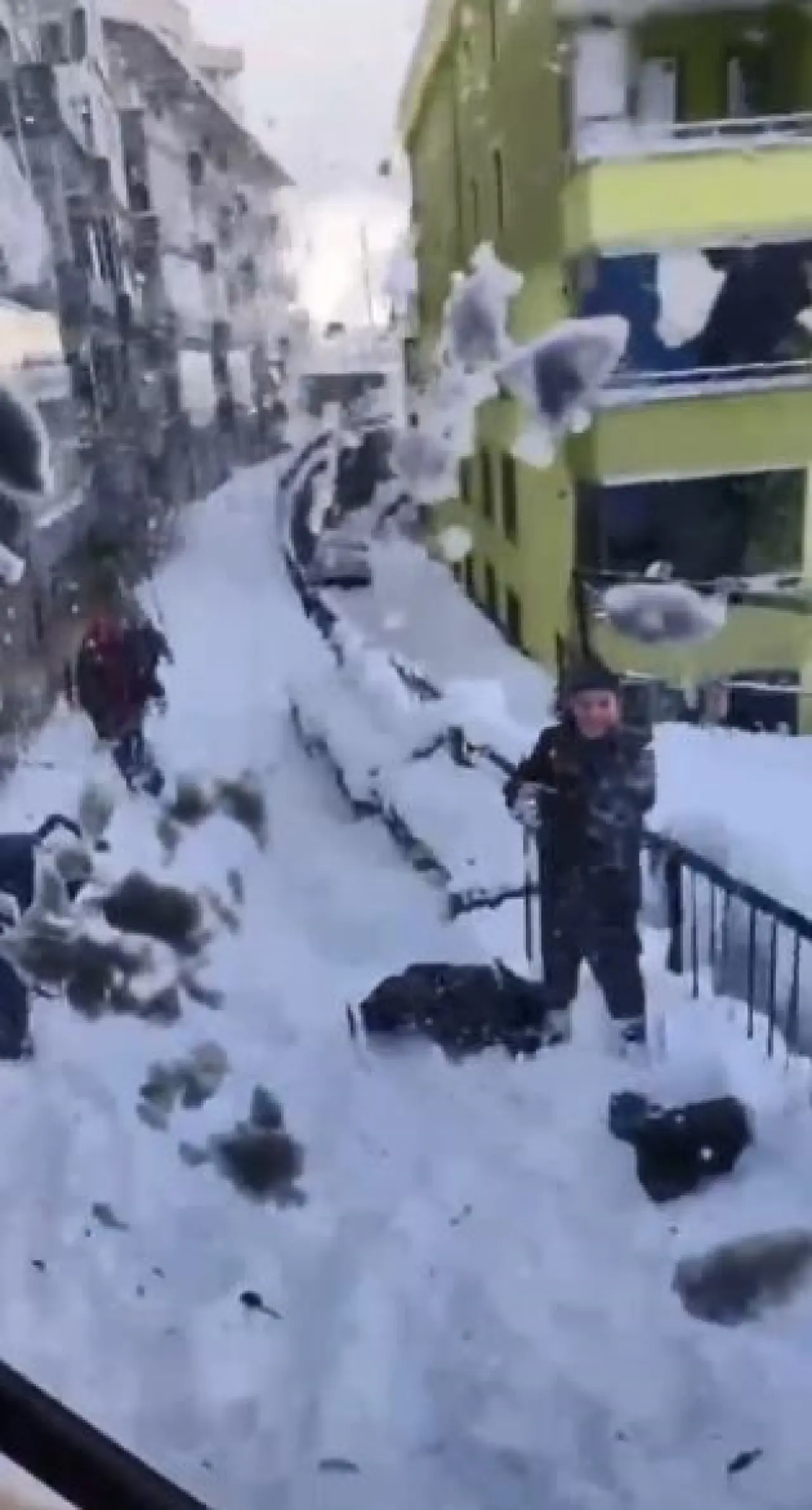 kaydiklari-alani-temizlemeye-gelen-is-makinesine-kartoplariyla-karsilik-verdiler