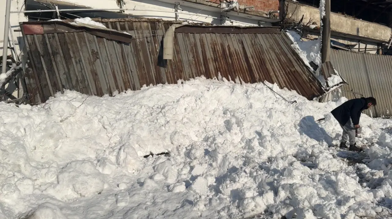 kar-birikintileri-is-yerlerinin-sundurmalarini-cokertti