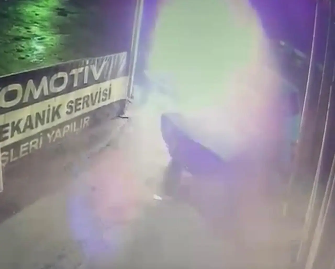 bir-gun-once-oto-sanayiye-birakilan-kazali-otomobil-alev-aldi