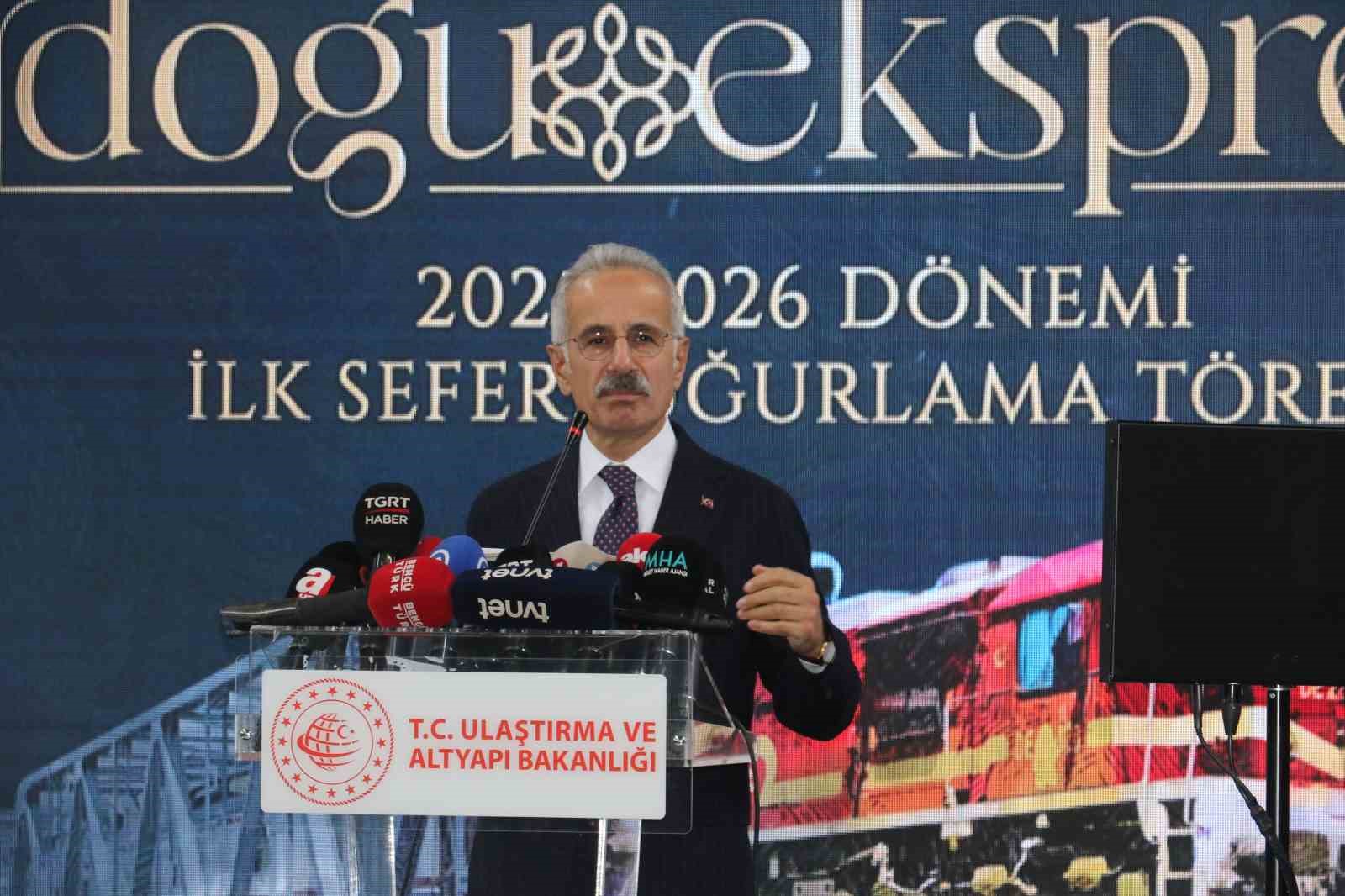 bakan-uraloglu-turistik-dogu-ekspresinin-yeni-sezonunda-10-bin-800-seyahat-tutkununa-anadolunun-buyusunu-yasatacagiz