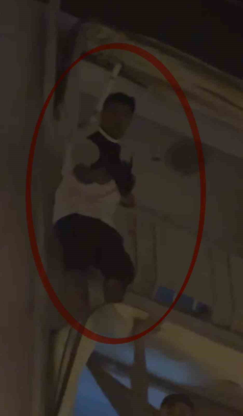 kapisina-gelen-sivil-polislerden-korkup-balkona-cikarak-yurekleri-agza-getirdi