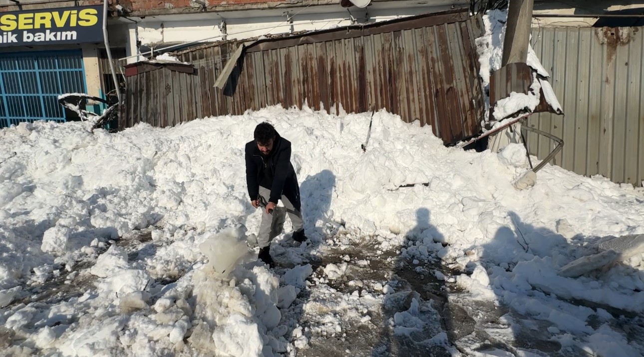 kar-birikintileri-is-yerlerinin-sundurmalarini-cokertti