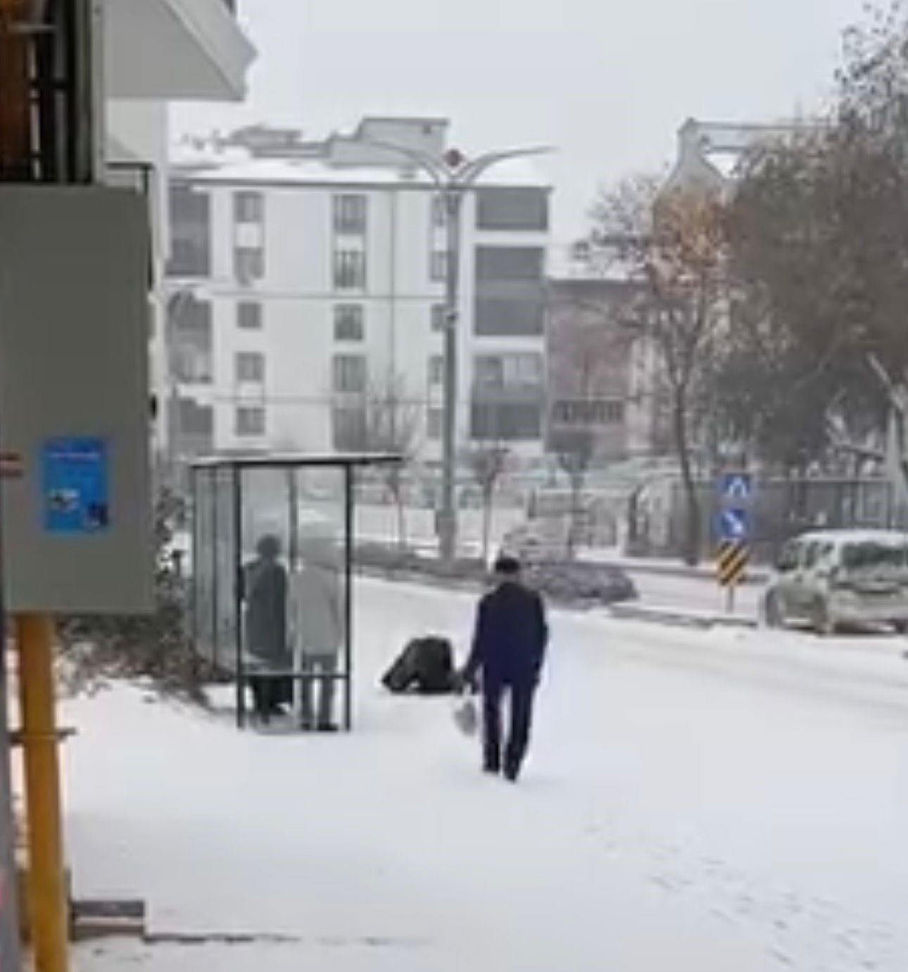 kar-yagisini-gorunce-cadde-ortasinda-secde-etti