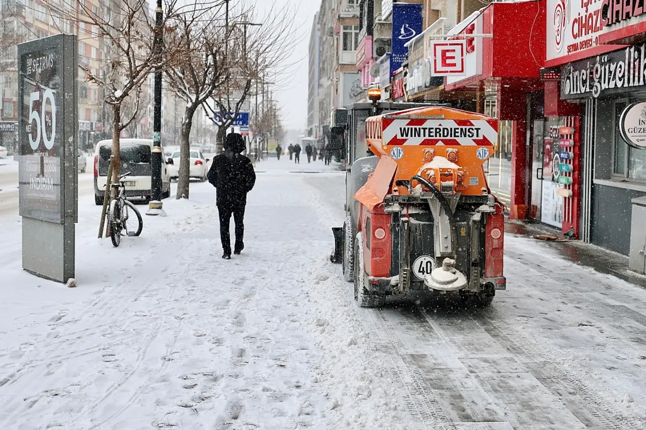 scooter, kar küreyici, sokak, yol ve yazı görseli olabilir