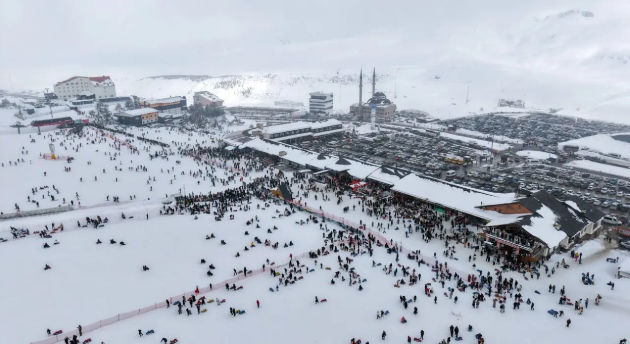 Erciyes sömestirin ilk hafta sonunda 250 bin kişiyi ağırladı