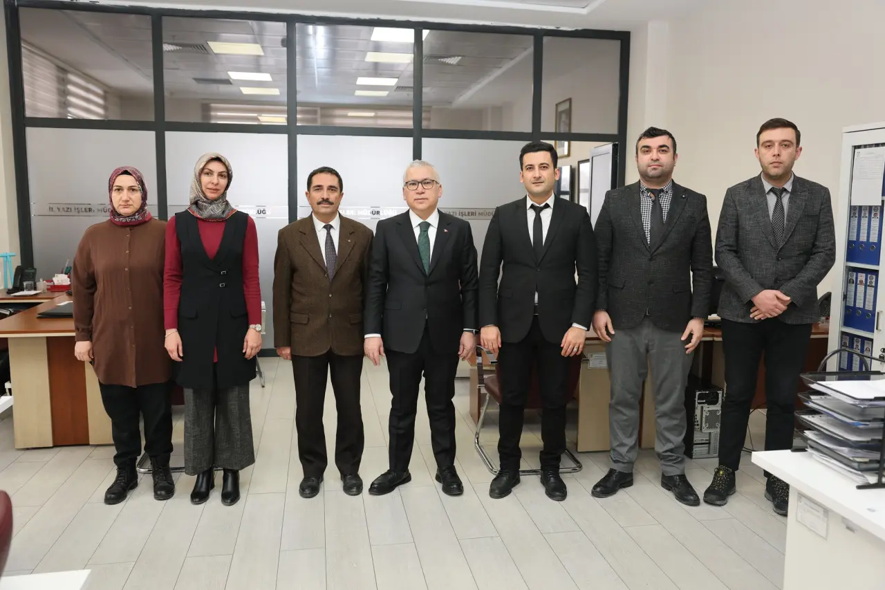 takım elbise görseli olabilir