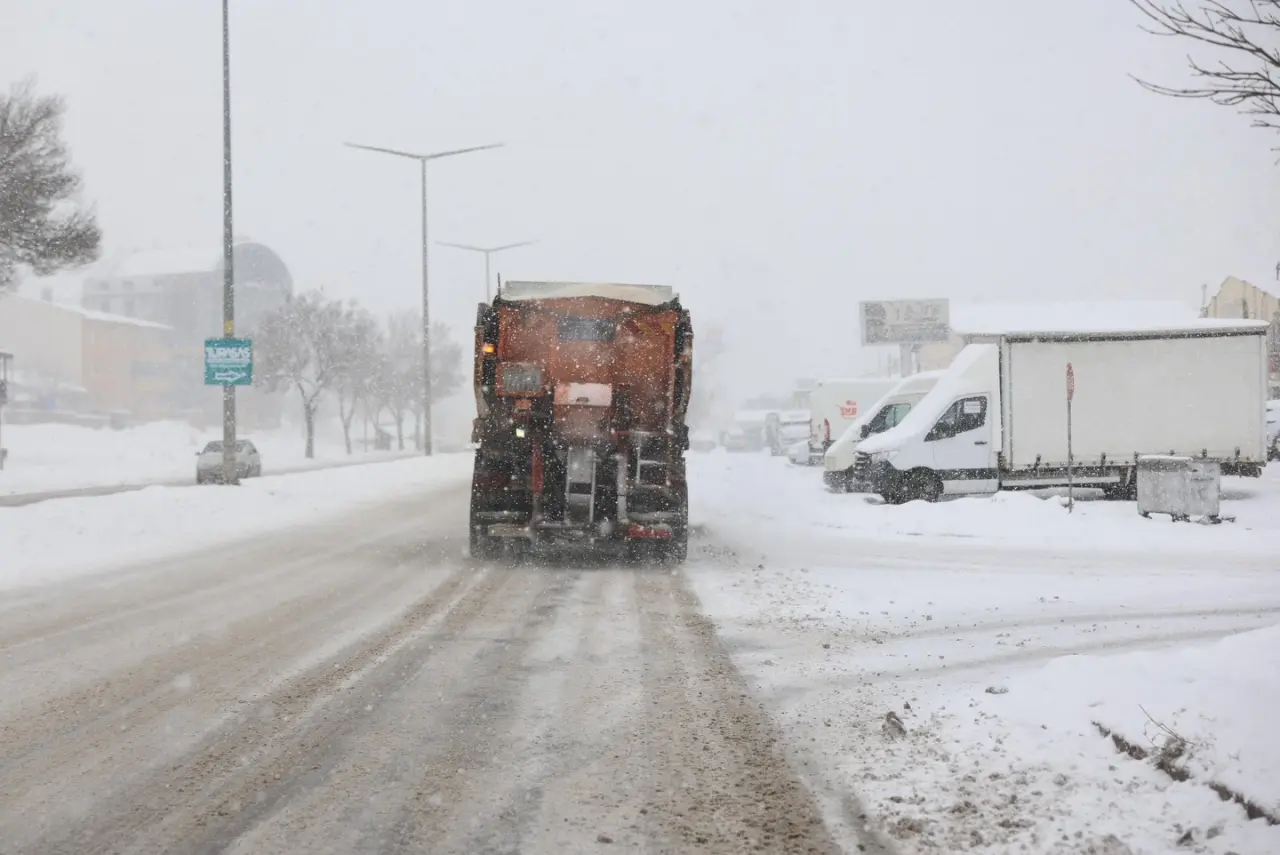 kar küreyici, sokak ve yol görseli olabilir
