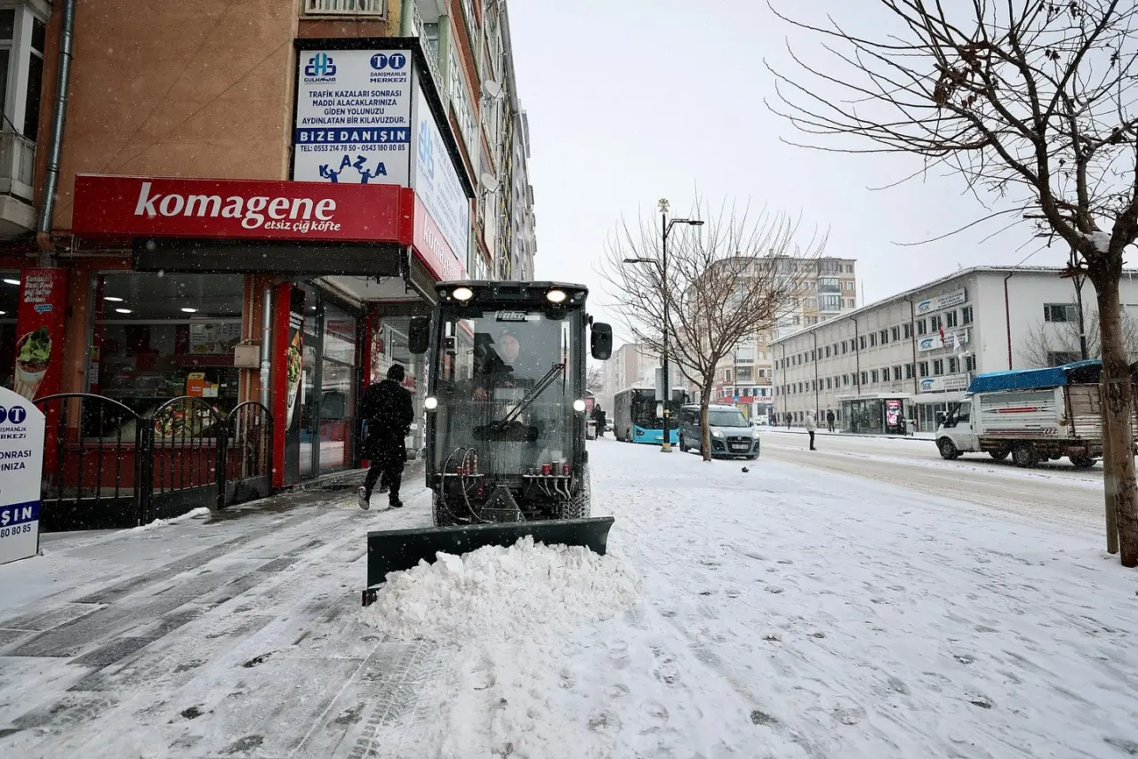 tramvay, kar küreyici, yol, sokak ve yazı görseli olabilir