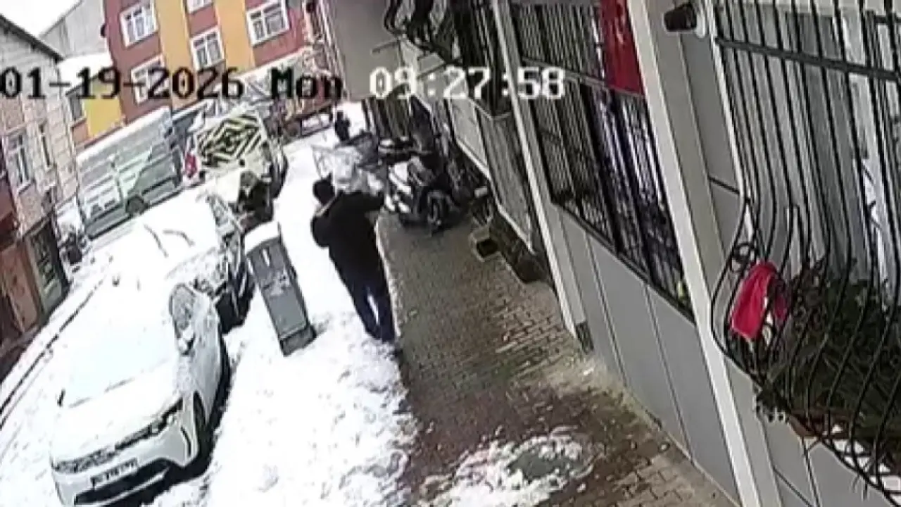 Küçükçekmece’de çocukların yaptığı kardan adamı götürdü